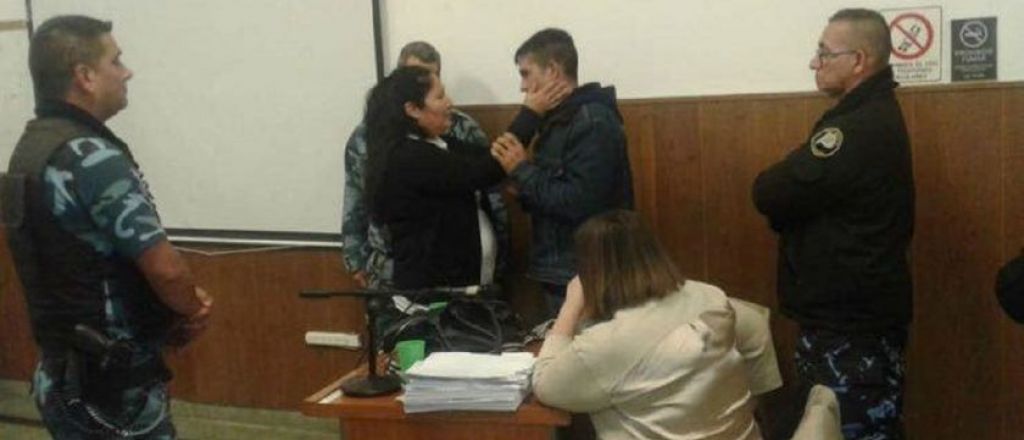 Una mujer perdonó y abrazó durante un juicio al asesino de su hijo
