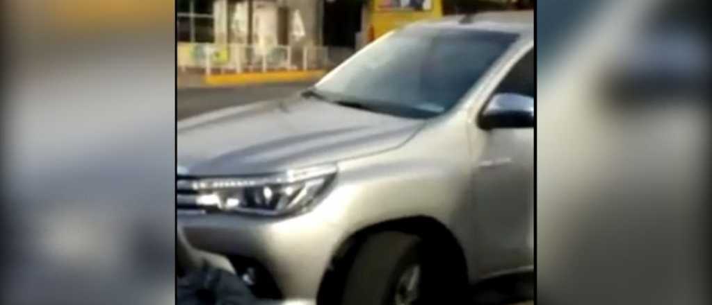 Video: escracharon a conductor que dejó su auto en una esquina en Las Heras