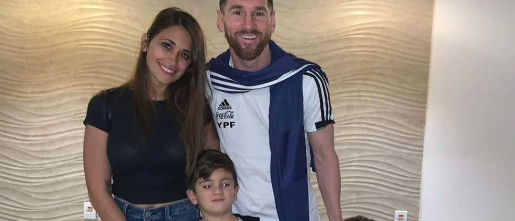 Messi y Antonela Roccuzzo paseando en la playa