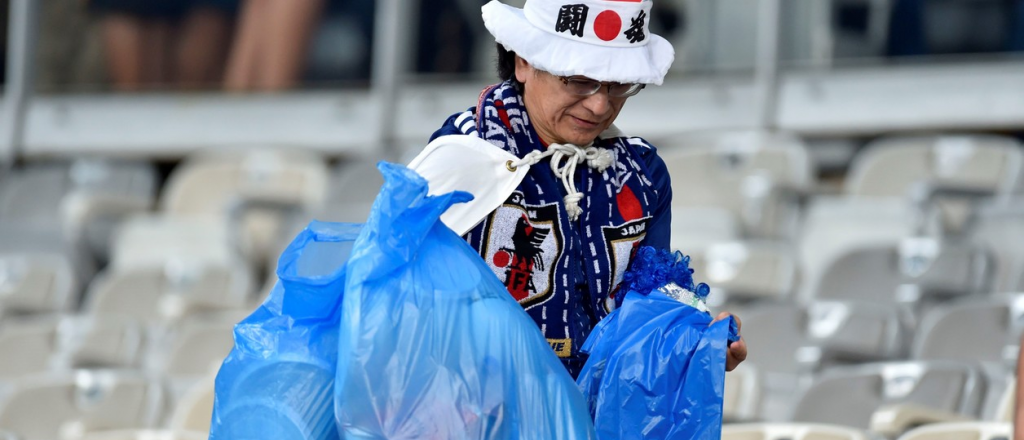 ¡Admirable! Japón quedó eliminado y sus hinchas limpiaron el estadio