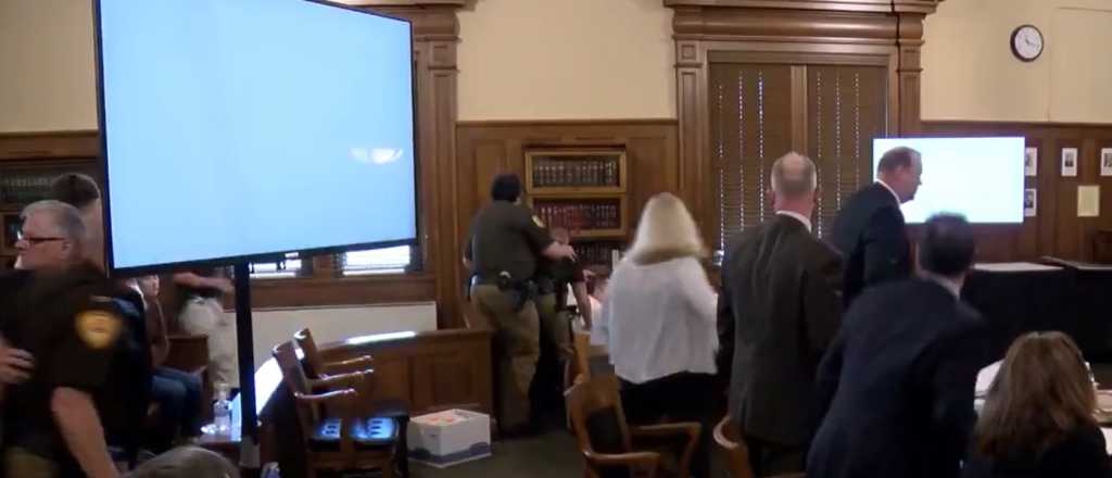 Video: un asesino se cortó el cuello en pleno juicio