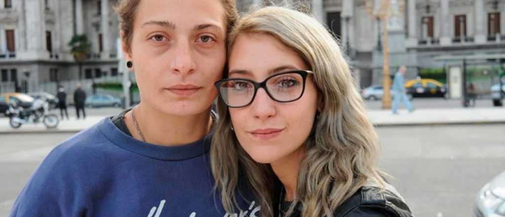 La detenida por besar a su esposa podría ir 2 años a prisión por agresión