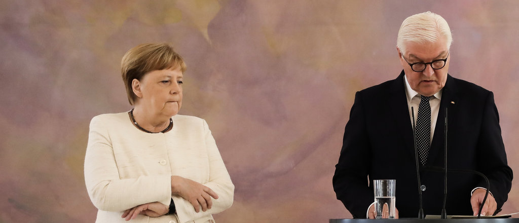 Merkel aparece temblando nuevamente en un acto oficial