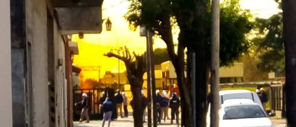 Explot&oacute; un contenedor de residuos qu&iacute;micos en una f&aacute;brica de Villa Bosch