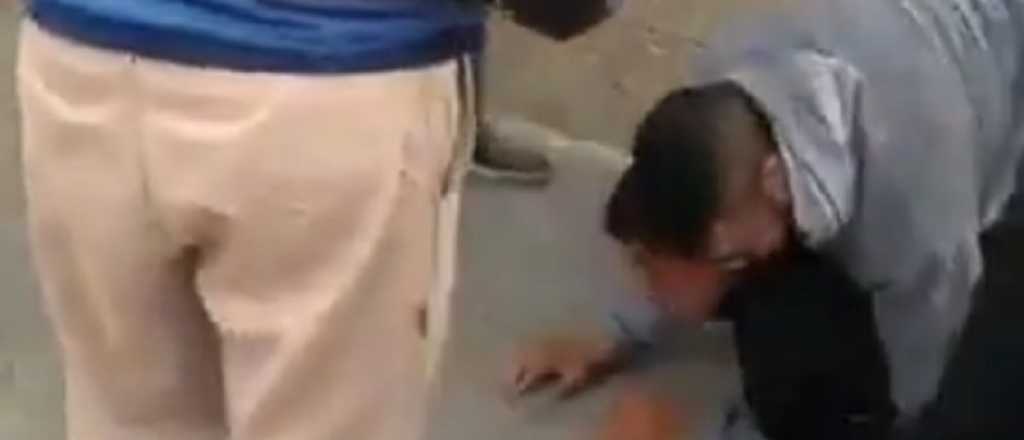 Video: policías le dieron una paliza a un vendedor ambulante de tortitas