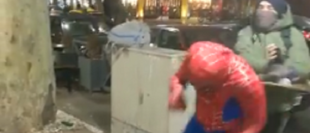 Video: un skater atacó a golpes a Spider Man en Ciudad