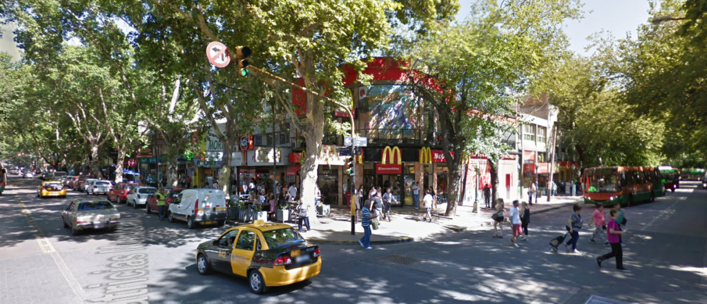 Video: un skater atac&oacute; a golpes a Spider Man en Ciudad