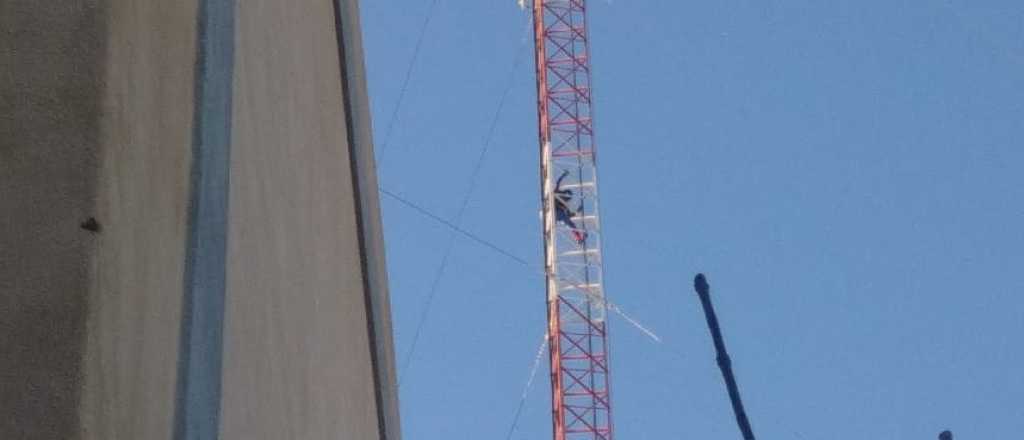 Desistió de suicidarse el Hombre Araña que trepó a la antena de la UTN