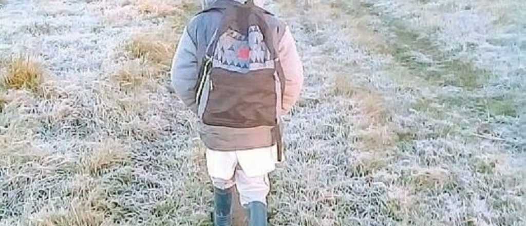 La foto del nene que camina en la helada conmovi&oacute; a todos