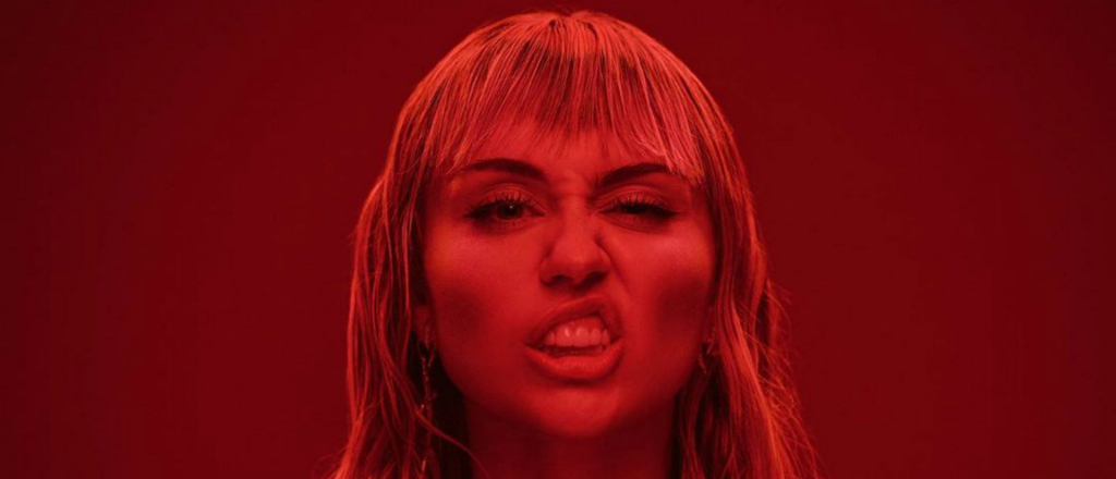 Miley Cyrus presentó su "himno feminista"