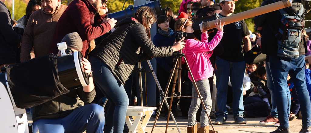 As&iacute; vieron los mendocinos el eclipse solar en el Parque Central