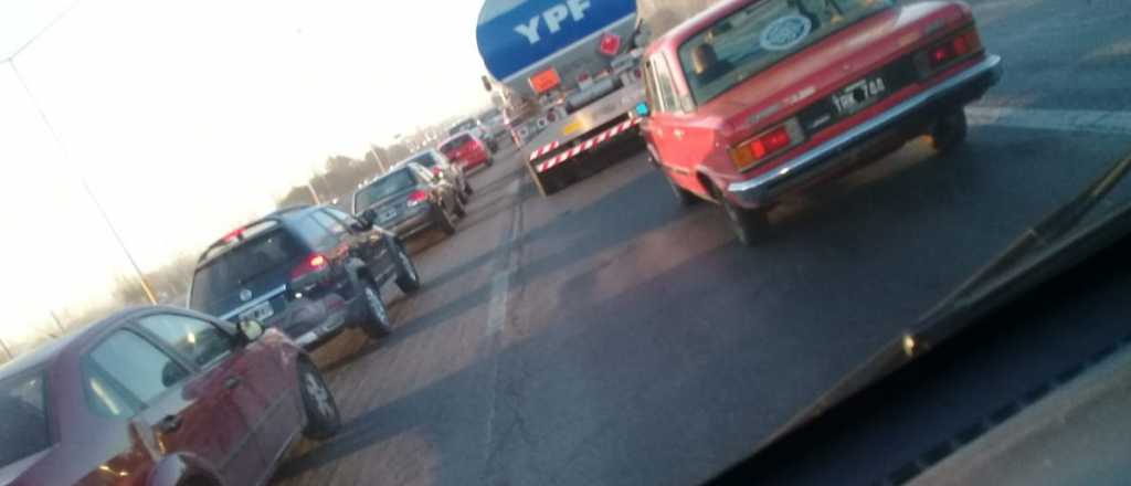 Un colectivo choc&oacute; contra un cami&oacute;n en el Acceso Sur 