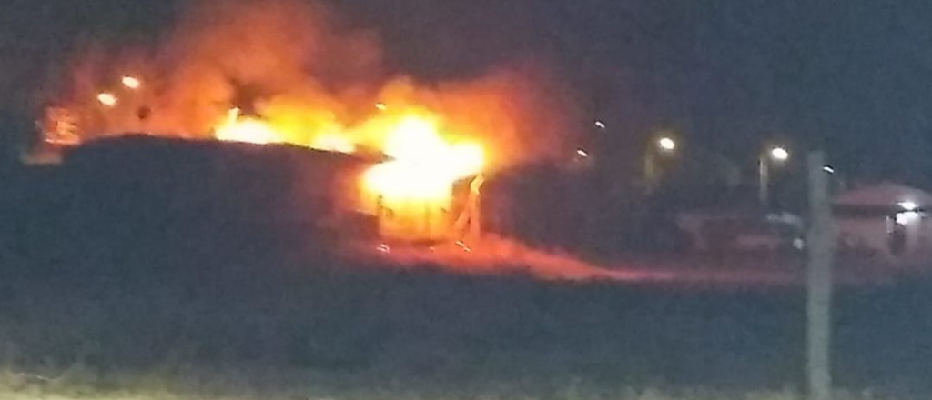 Durante la noche se incendió una escuela en San Carlos