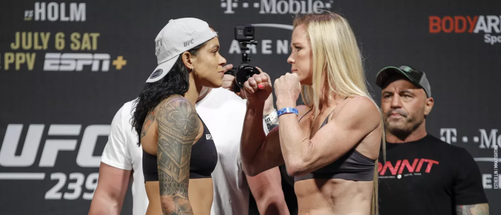 Amanda Nunes y una fulminante patada en el primer round de lucha femenina
