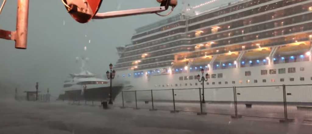 Video: un crucero fuera de control en Venecia casi provoca una tragedia