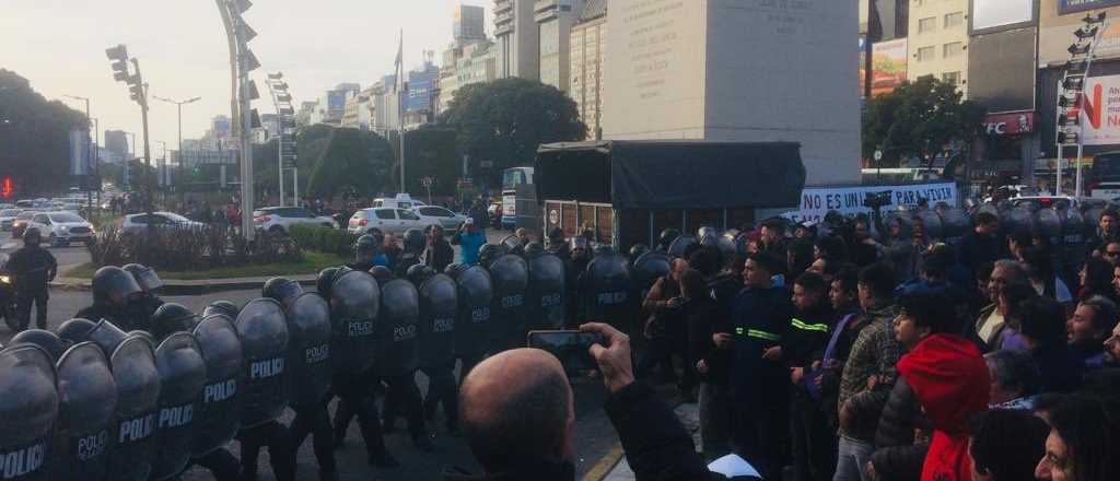 Incidentes en el Obelisco: polic&iacute;as impiden instalar carpas para los sin techo