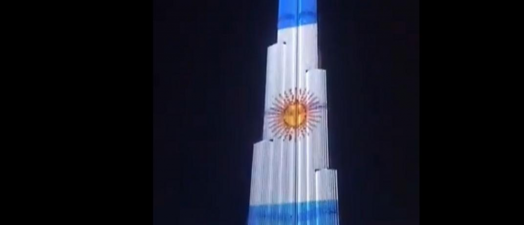 Video: el rascacielos más alto del mundo en Dubai se iluminó celeste y blanco