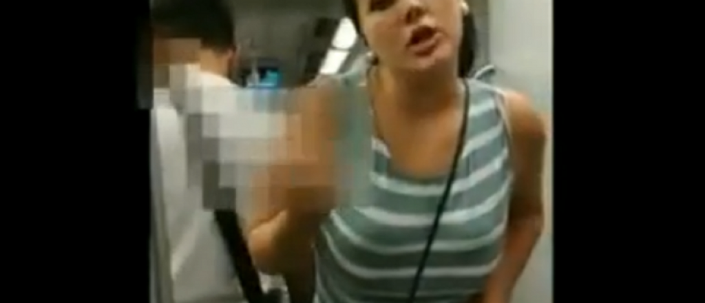 Video: repudiaron el ataque a dos mujeres que se besaban en un tren