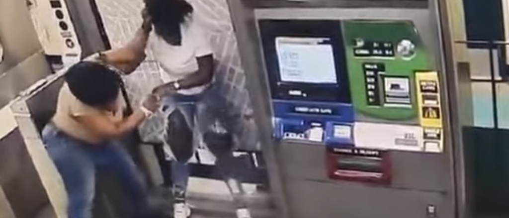 Video: una mujer asesinó a otra en el metro de Nueva York