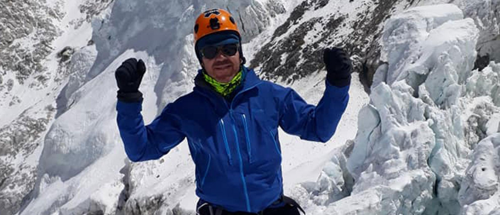 El montañista rescatado en el Everest va por el monte más alto de la Antártida