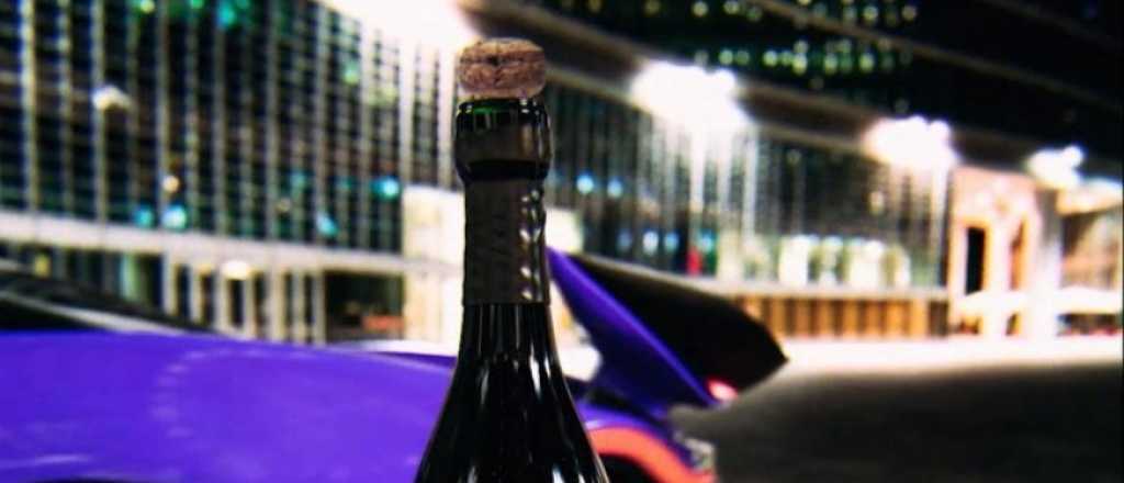 Video Bottle Cap Challenge: abrió la botella con un auto y se hizo viral