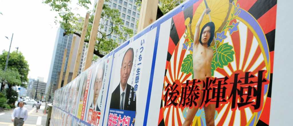 Pol&iacute;tico japon&eacute;s posa desnudo en su campa&ntilde;a