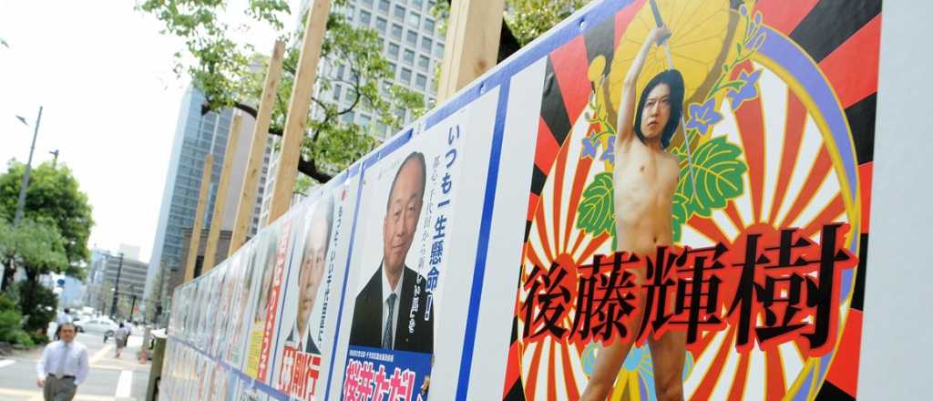 Político japonés posa desnudo en su campaña