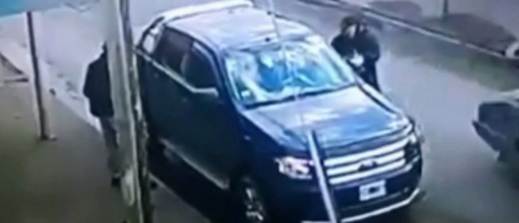Video: un policía baleó a dos ladrones que quisieron asaltarlo