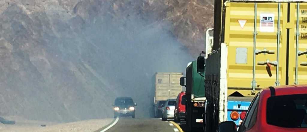 Video: la peligrosa cortina de humo de un camión en alta montaña
