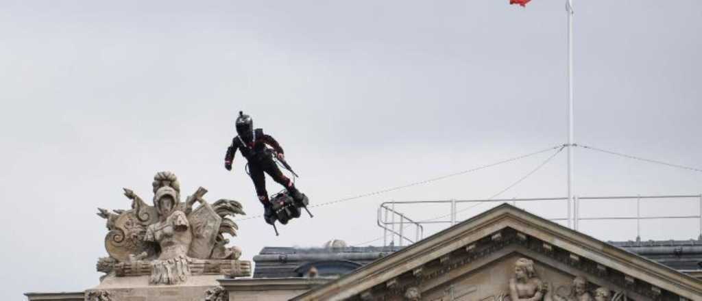 Francia conmemoró la Toma de la Bastilla con un soldado volador