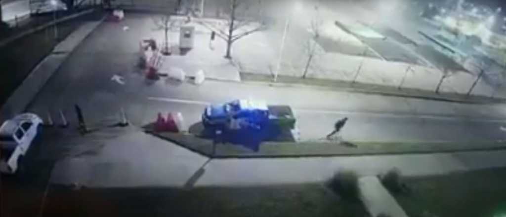 Video: un preso escapó cuando la policía lo dejó solo en la patrulla