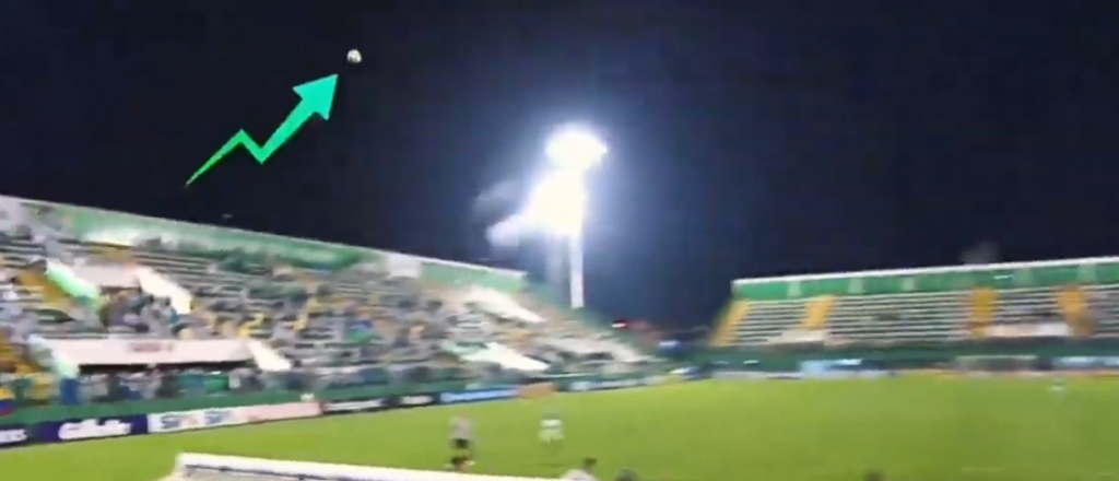 Video: el paranormal efecto que tomó la pelota en la cancha del Chapecoense