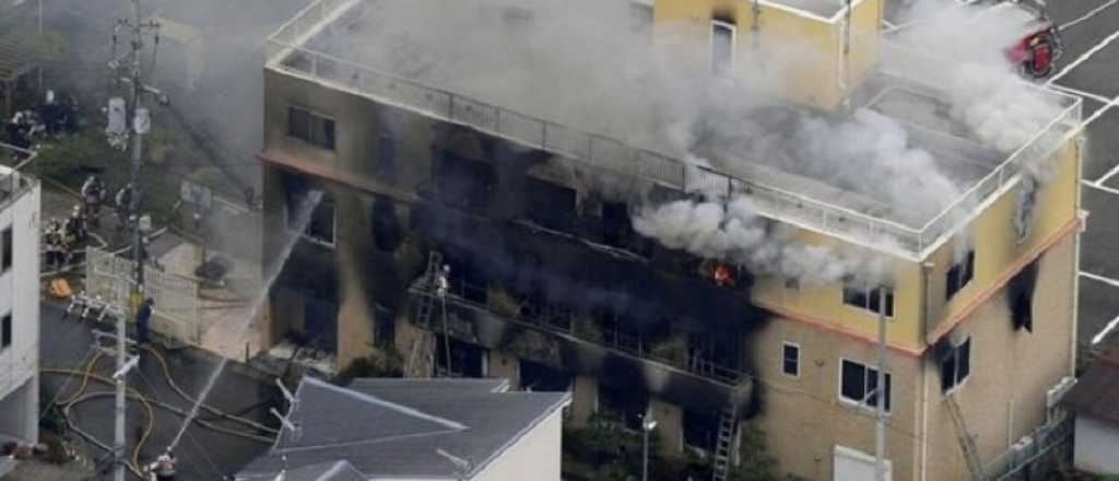 Un hombre quemó los estudios Kyoto Animation y hay 33 muertos