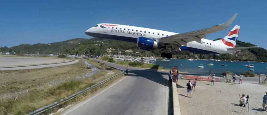Turistas de Grecia filmaron el aterrizaje más impactante del mundo