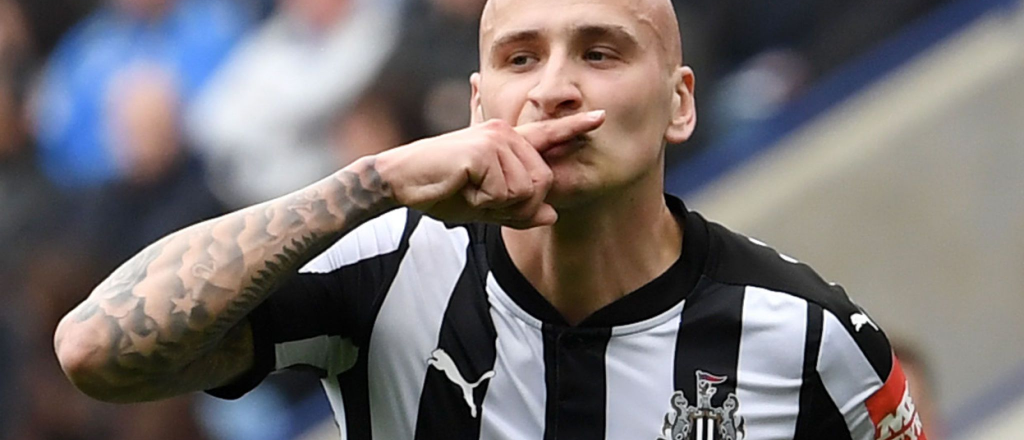 Video: dos jugadores a las pi&ntilde;as en la puerta de una pizzer&iacute;a