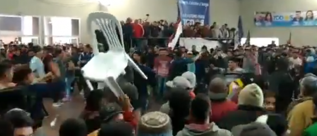 Video: un acto del gobernador riojano termin&oacute; a los sillazos