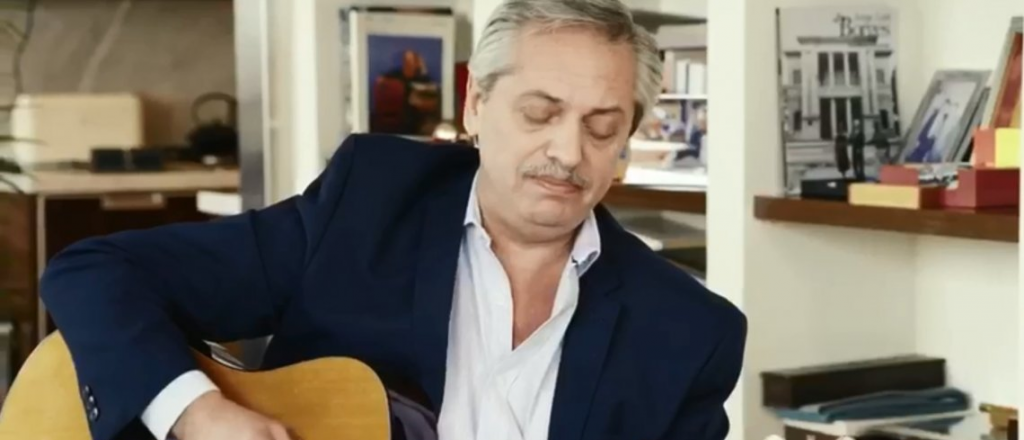 Alberto Fern&aacute;ndez canta y toca la guitarra en el spot del D&iacute;a del Amigo