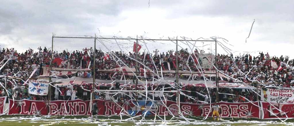 Por el Zonda, un &aacute;rbol destruy&oacute; parte de la cancha de Hurac&aacute;n Las Heras