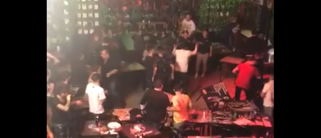 Video: feroz día del amigo terminó en piñas y sillazos en un bar