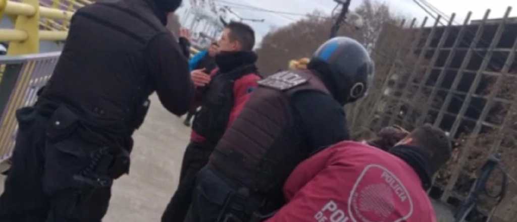 Video: el rescate de una mujer que quiso tirarse de un puente en Retiro