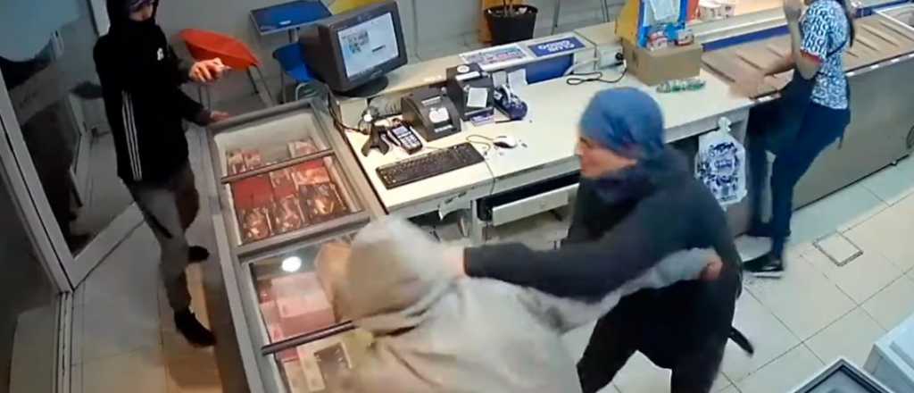 Video: el empleado de una helader&iacute;a ech&oacute; a trompada a los ladrones