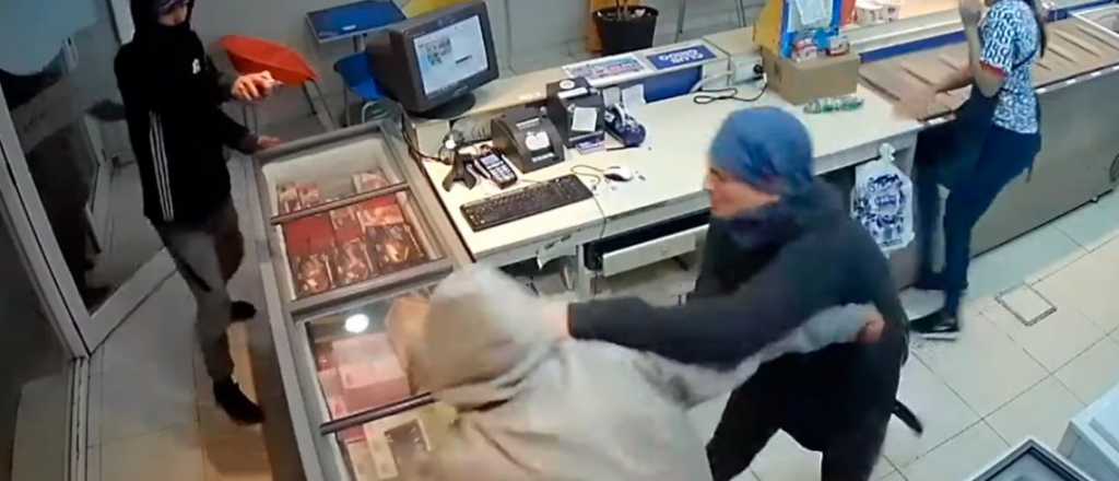 Video: el empleado de una heladería echó a trompada a los ladrones