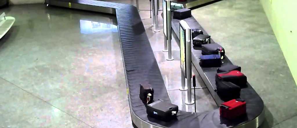 Video: Un niño trepó a la cinta de equipaje del aeropuerto y terminó fracturado