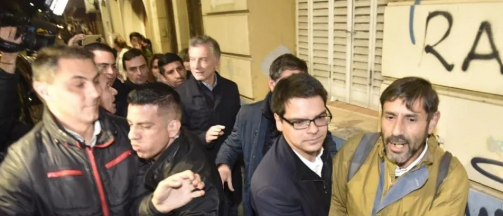 Video: increparon a Macri en la entrada de un restaurante en Córdoba