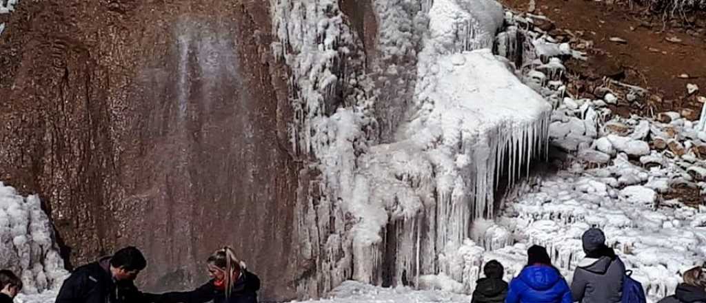 Impresionante: el frío congeló una cascada en Mendoza