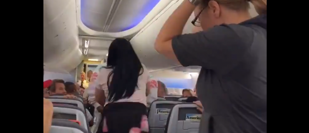 Video: en pleno vuelo golpeó a su marido con una notebook por celos