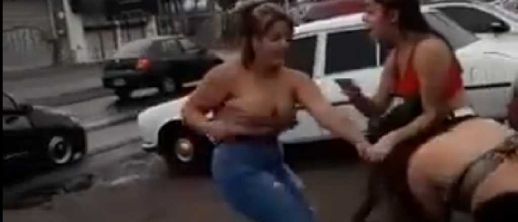 Dos chicas desnudas y a las piñas en La Matanza