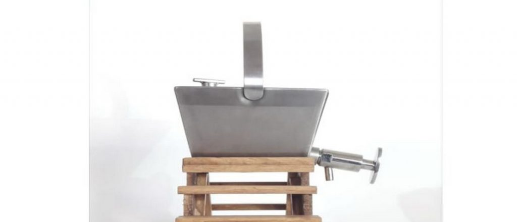 Tiene 22 a&ntilde;os y cre&oacute; un dispenser para vino con forma de tacho de cosecha