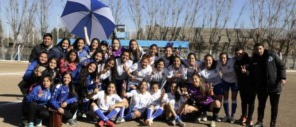 F&uacute;tbol femenino: el triste detalle para las chicas bicampeonas del Tomba
