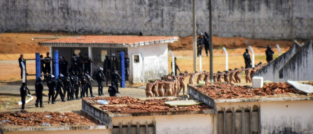 Suman 57 los muertos, 16 decapitados, en el motín de la cárcel en Brasil